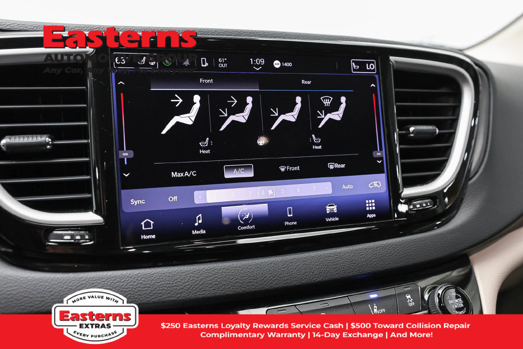 Used 2023 Chrysler Pacifica Touring-L FWD image 17