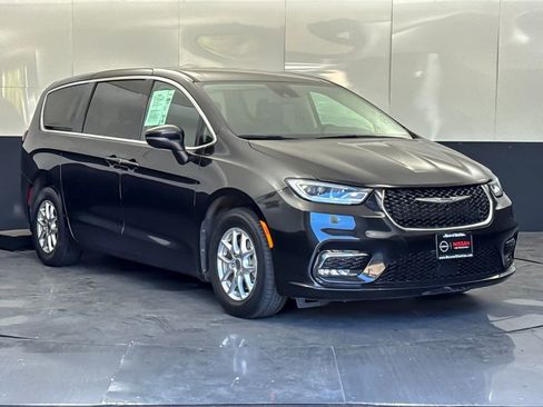 Used 2023 Chrysler Pacifica Touring-L FWD image 1