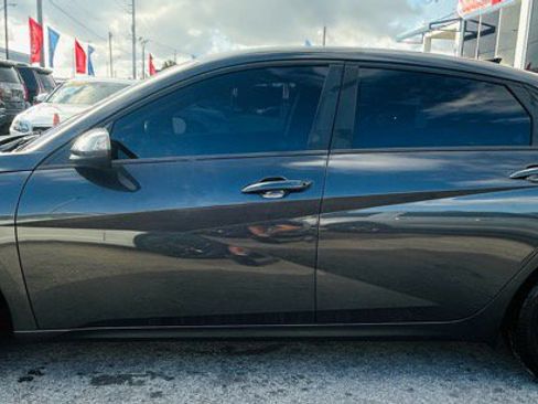 Used 2022 Hyundai Elantra SEL w/ Convenience Package image 2