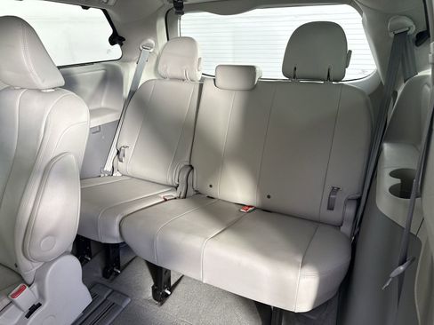 Used 2014 Toyota Sienna XLE FWD image 22