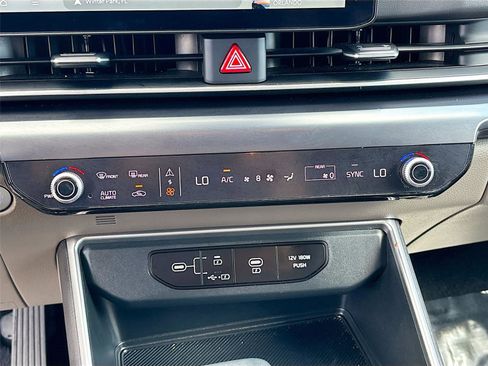 Used 2025 Kia Carnival FWD image 16