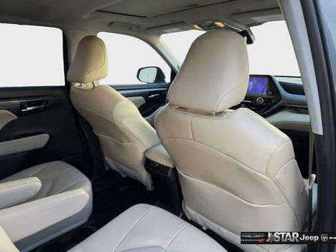 Used 2024 Toyota Highlander Limited FWD image 36