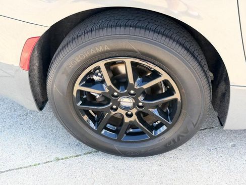 Used 2023 Chrysler Pacifica Touring-L FWD image 10