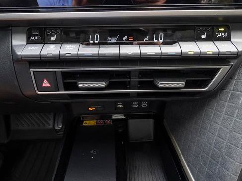 Used 2025 Toyota Camry XLE image 19