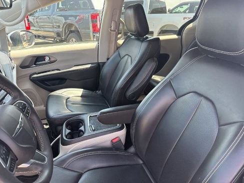 Used 2023 Chrysler Pacifica Touring-L FWD image 8