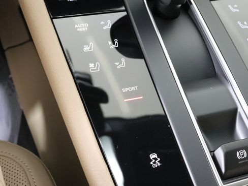 Used 2025 Porsche Macan image 31