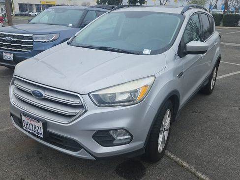 Used 2018 Ford Escape SE image 1