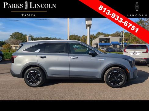 Used 2024 Kia Sorento S w/ Panoramic Sunroof Package image 3