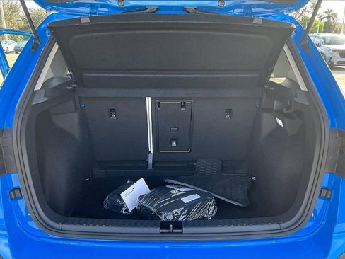 Certified 2025 Volkswagen Taos SE image 15