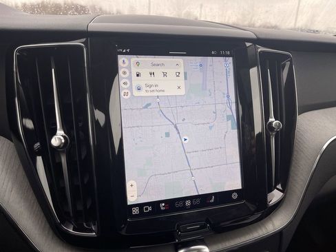 Used 2025 Volvo XC60 B5 Plus image 28