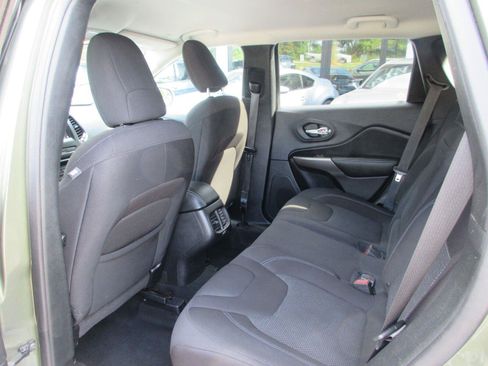 Used 2019 Jeep Cherokee Latitude w/ Popular Appearance Group FWD image 11