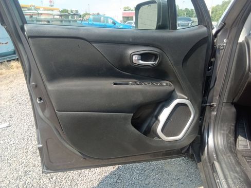 Used 2020 Jeep Renegade Latitude FWD image 17