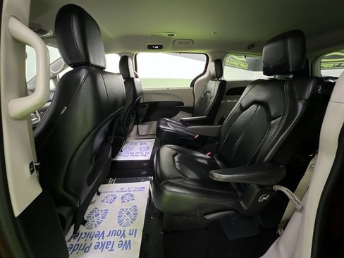 Used 2019 Chrysler Pacifica Touring-L FWD image 25