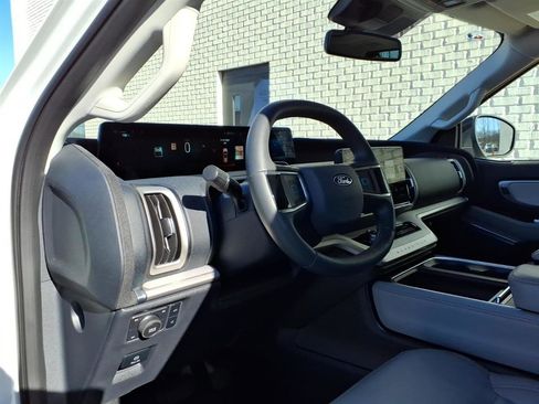 Used 2025 Ford Expedition Active image 6