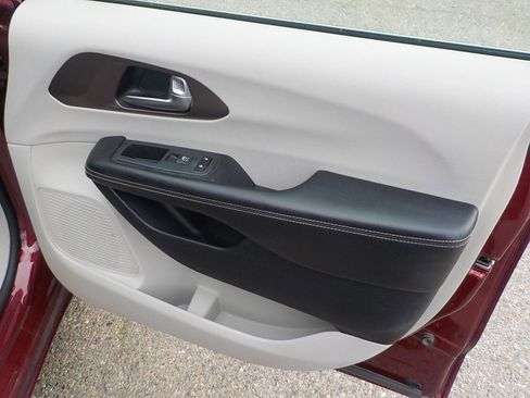 Used 2020 Chrysler Voyager LX image 17