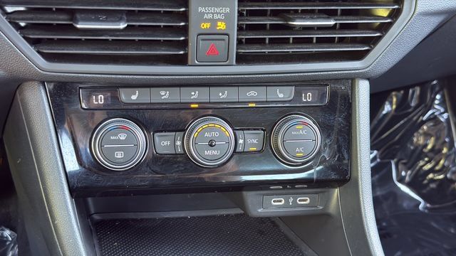 Used 2024 Volkswagen Jetta SE FWD image 21