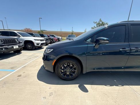 Used 2021 Chrysler Pacifica Limited w/ Uconnect Theater Family Group AWD/4WD image 19