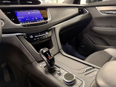 Certified 2025 Cadillac XT6 Luxury FWD image 17