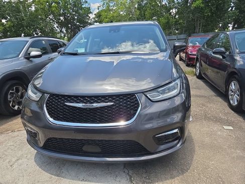 Used 2023 Chrysler Pacifica Touring-L FWD image 6