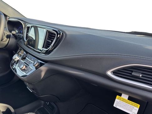 New 2026 Chrysler Pacifica Select AWD/4WD image 11