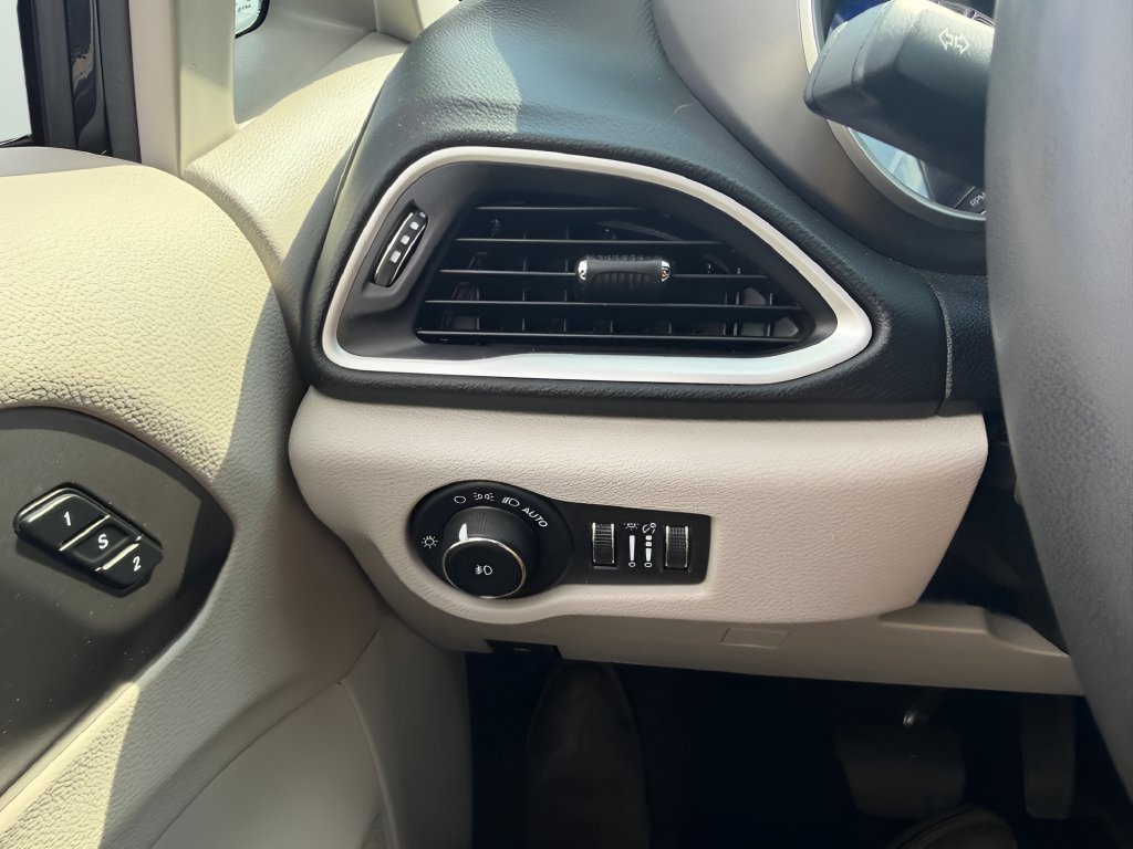 Used 2023 Chrysler Pacifica Touring-L FWD image 25