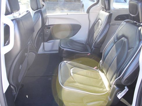 Used 2023 Chrysler Pacifica Limited FWD image 12