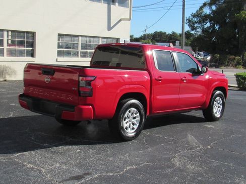 Used 2024 Nissan Frontier SV image 3