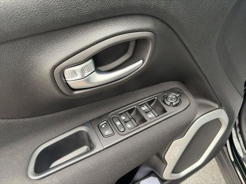 Used 2019 Jeep Renegade Latitude w/ Popular Equipment Group image 17