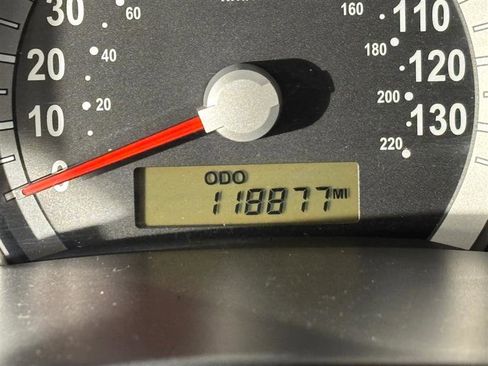 Used 2008 Hyundai Entourage image 10