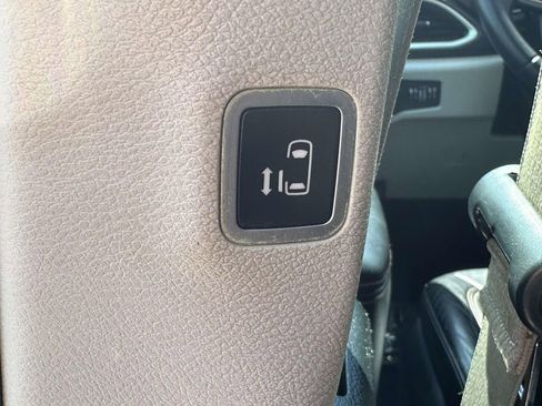 Used 2017 Chrysler Pacifica Touring-L image 12