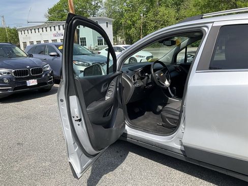 Used 2019 Chevrolet Trax LT w/ LT Convenience Package FWD image 20