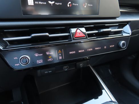 Used 2025 Kia Niro LX image 28