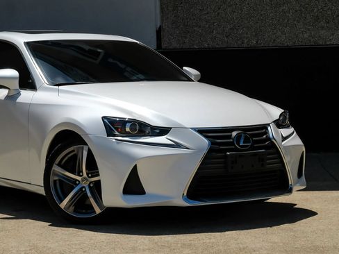 Used 2018 Lexus IS 300 AWD w/ Premium Package image 8