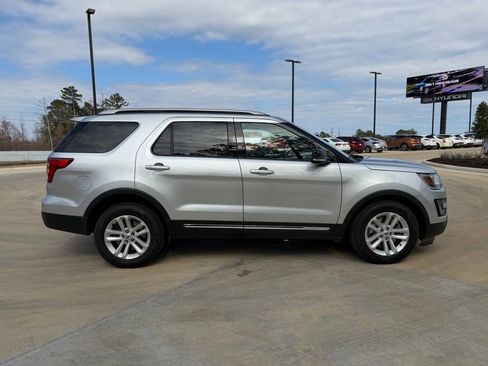 Used 2016 Ford Explorer XLT w/ Equipment Group 202A image 6