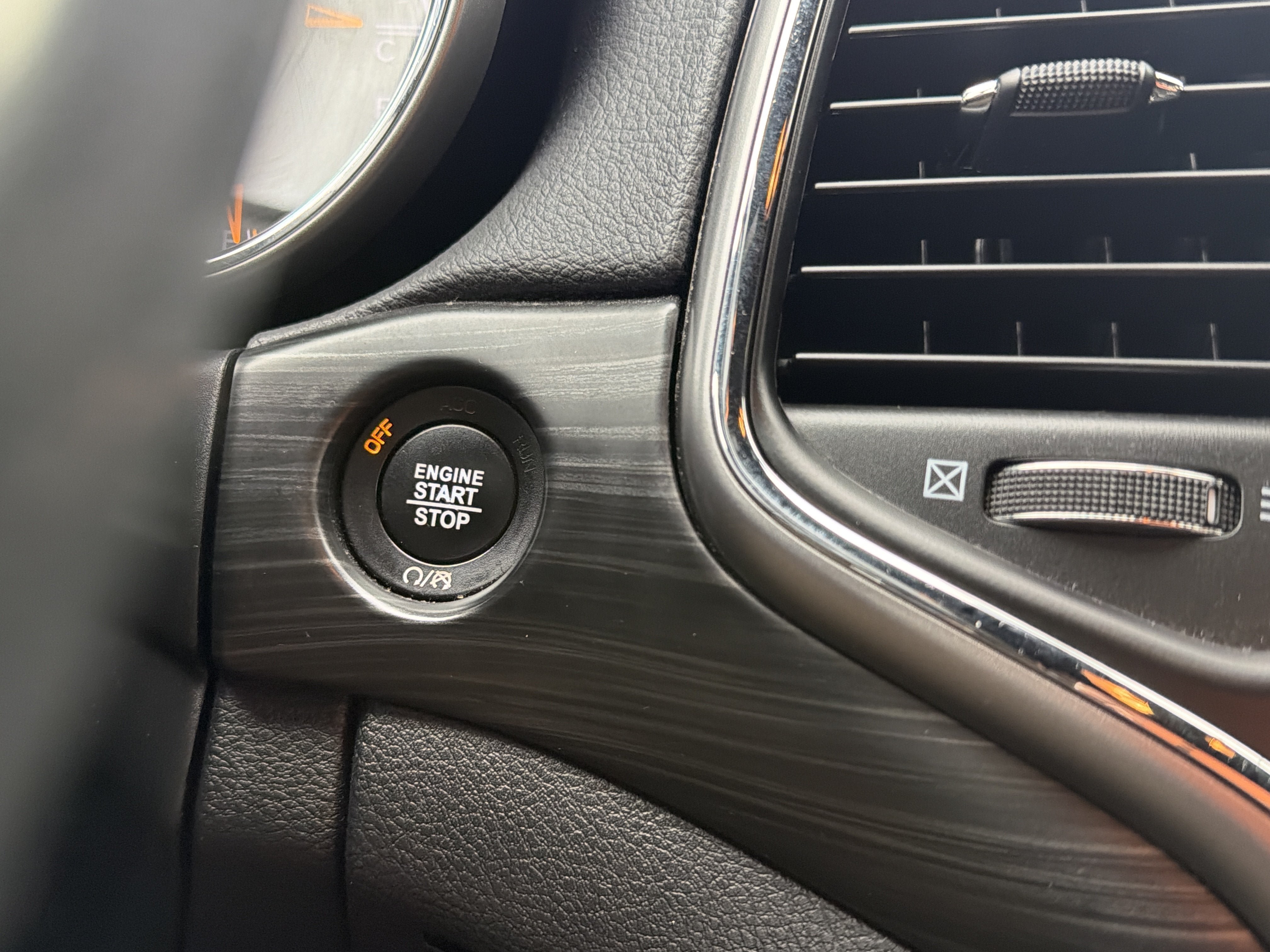 Used 2020 Jeep Grand Cherokee Laredo AWD/4WD image 18