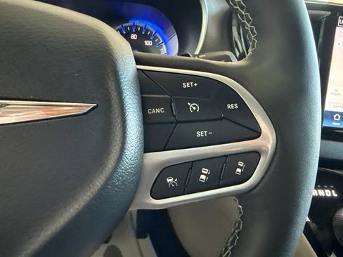 Used 2024 Chrysler Pacifica Touring-L FWD image 14