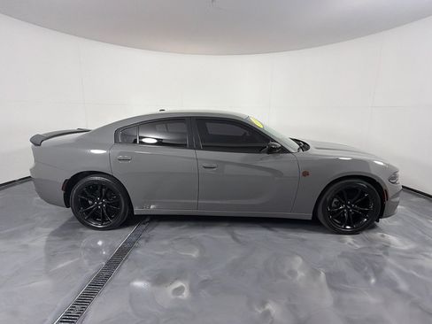 Used 2018 Dodge Charger SXT w/ Blacktop Package RWD image 4