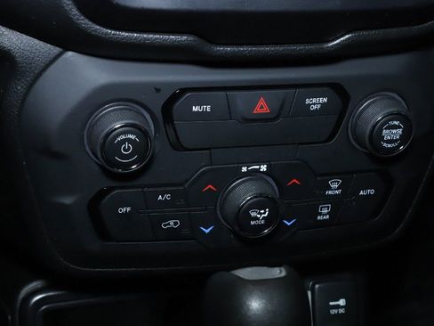 Used 2018 Jeep Renegade Latitude FWD image 25