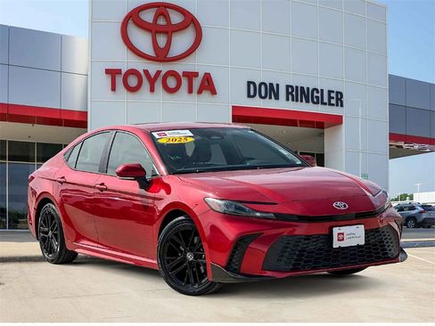 Certified 2025 Toyota Camry SE image 1