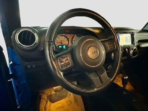 Used 2015 Jeep Wrangler Unlimited Rubicon w/ Connectivity Group image 11