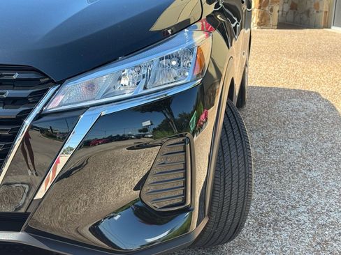 Used 2024 Nissan Kicks S image 3