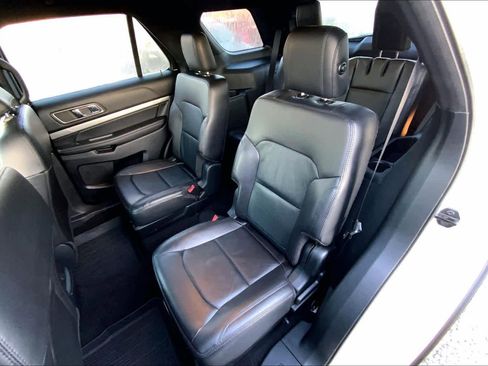 Used 2018 Ford Explorer XLT w/ Equipment Group 202A image 19