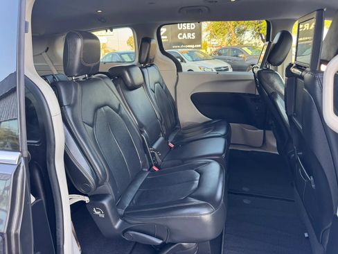 Used 2017 Chrysler Pacifica Touring-L Plus FWD image 32