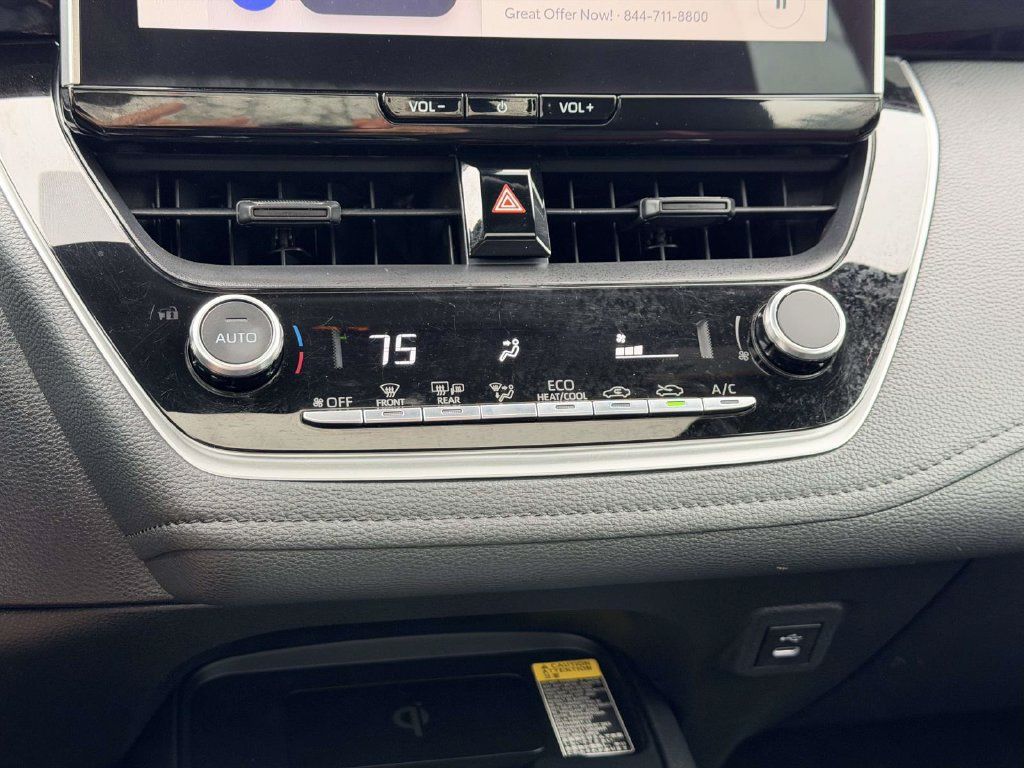 Certified 2025 Toyota Corolla SE w/ SE Premium Package FWD image 5