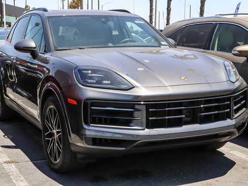 Used 2024 Porsche Cayenne AWD/4WD image 17