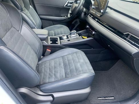 Used 2024 Mitsubishi Outlander AWD image 7