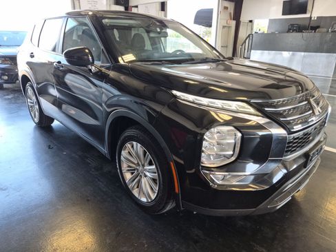Used 2022 Mitsubishi Outlander ES FWD image 2