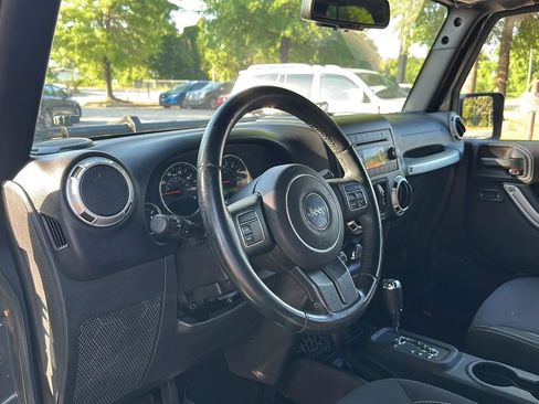 Used 2015 Jeep Wrangler Unlimited Sahara AWD/4WD image 12
