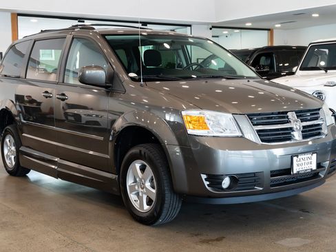 Used 2010 Dodge Grand Caravan SXT FWD image 3