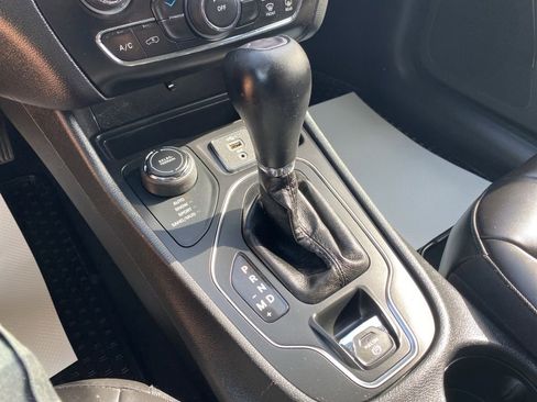 Used 2020 Jeep Cherokee Latitude Plus w/ Cold Weather Group AWD/4WD image 34